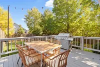 Dwntown Westfield Gem: Sleeps 17 with 6-Car Parking