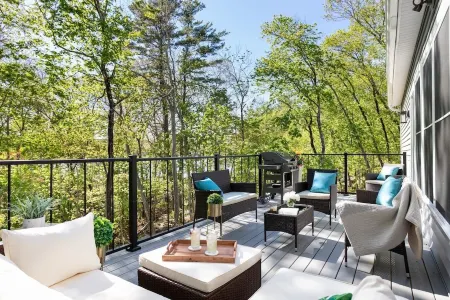 Luxury Home | Fire Pit | Beach | Grill | 2 Decks Отели рядом с достопримечательностью «Университет Брайант»