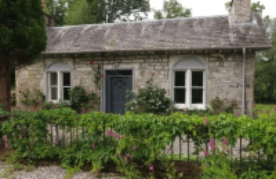 The Lodge at Duchray Castle.  Perfect for family with 3 small children. 酒店