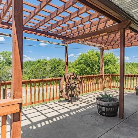 Lake Access / Pool / Private Patio / BBQ  / WiFi / Free Parking / Self Check-in