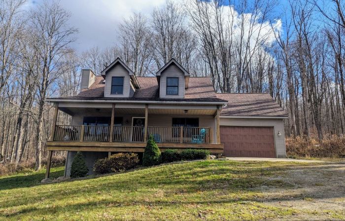 Serene & private getaway 5 min. from EVL. 4 beds, 2.5 baths, sleeps 14, hot tub.