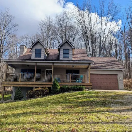 Serene & private getaway 5 min. from EVL. 4 beds, 2.5 baths, sleeps 14, hot tub.