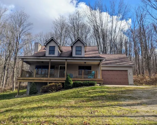 Serene & private getaway 5 min. from EVL. 4 beds, 2.5 baths, sleeps 14, hot tub. 曼斯費爾德酒店