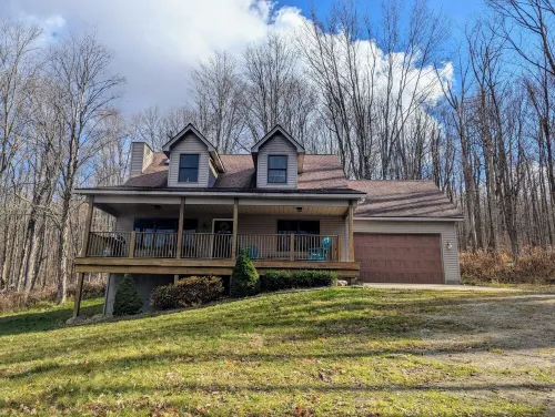 Serene & private getaway 5 min. from EVL. 4 beds, 2.5 baths, sleeps 14, hot tub.