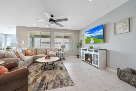 Westgate Gem – 4Br Pool Home Near Shopping & Sports!