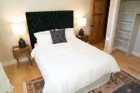 CLEAN, easy checkout. Close to downtown Bozeman, hiking, skiing, and MSU.
