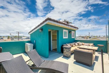 Amazing Beach House! Great Roof Deck. 1 block from beach-A/C-Garage Parking Отели рядом с достопримечательностью «Newport Beach Pier»