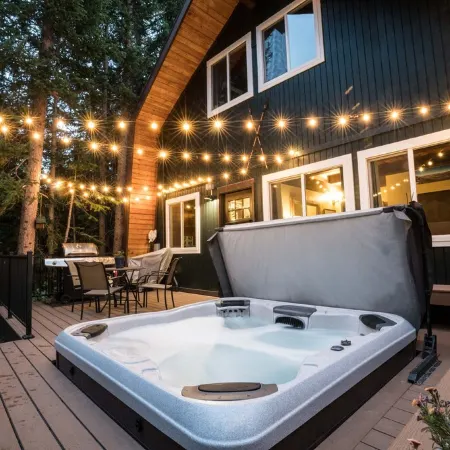 WALK TO BRIGHTON + PRIVATE HOT TUB + MOUNTAIN VIEW