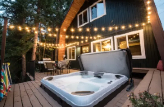 WALK TO BRIGHTON + PRIVATE HOT TUB + MOUNTAIN VIEW