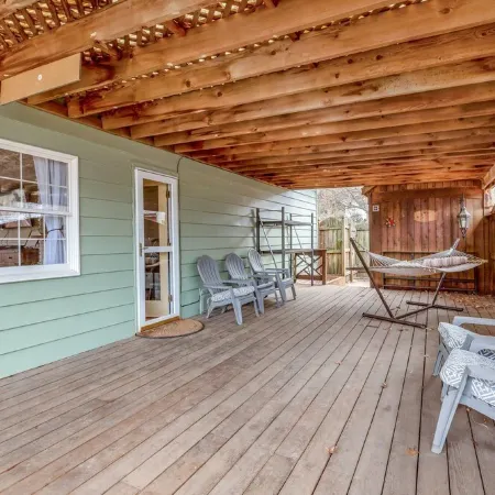 3-bedroom house in nice downtown Farmington with AC, WiFi, nice outdoor spaces!