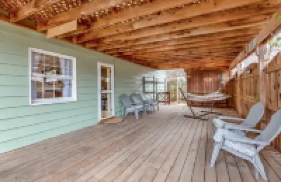 3-bedroom house in nice downtown Farmington with AC, WiFi, nice outdoor spaces!