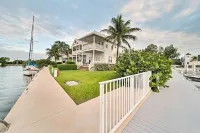 Professionally Decorated - Large Boat Slip - This Villa Is A Must Stay !! Hotels near True Value