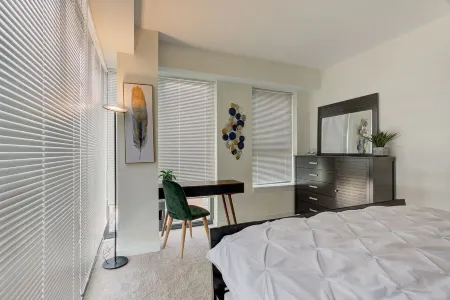 "Serenity of Evanston" 2 BDR/2Bath Modern-Luxe Suite Отели в г. Эванстон