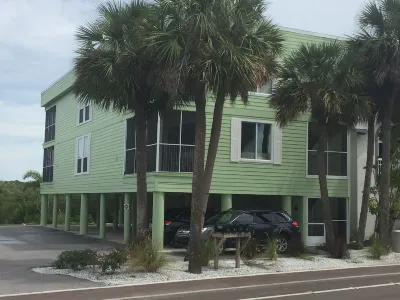 No Hurricane Damage!!!  Beautiful Beaches and Condo!!! Hotels near Town Square Nature Park
