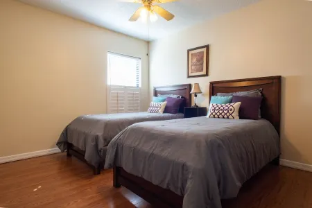 Spacious & amazing lake view with pool. Отели в г. Брандон