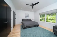 AMAZING NEWER HOME WITH LAKE VIEWS, steps away from shops and restaurants. - Balkon