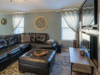LUXURY RETREAT / PICKLEBALL COURT,  less than 3 miniutes from Winstar Casino! Hotels in Love County