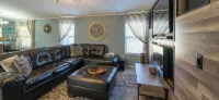 LUXURY RETREAT / PICKLEBALL COURT,  less than 3 miniutes from Winstar Casino!
