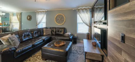 LUXURY RETREAT / PICKLEBALL COURT,  less than 3 miniutes from Winstar Casino!