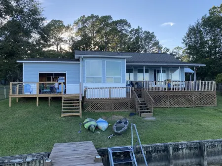 Quiet Lakefront!  Kayak, sup, Lilypad, game room! Pet friendly!