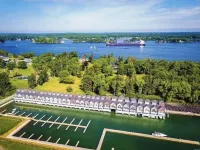 Waterfront Luxury Boathouse Villa in 1000 Islands - Alexandria Bay