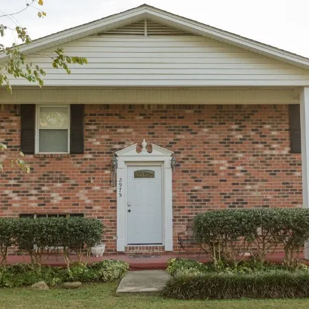 ROOMY!, pet friendly, fenced backyard.