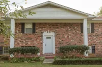 ROOMY!, pet friendly, fenced backyard. - Homestays