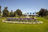 Beautiful 2 bed 2 bath Corner Unit with golf course view-5 minutes from beach