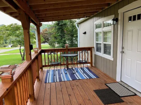 Cozy 1-bedroom house in charming Marion NC with WiFi, AC, and a covered porch