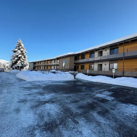 New & Stylish 2 bedroom condo with great views. Close to downtown & ski lifts