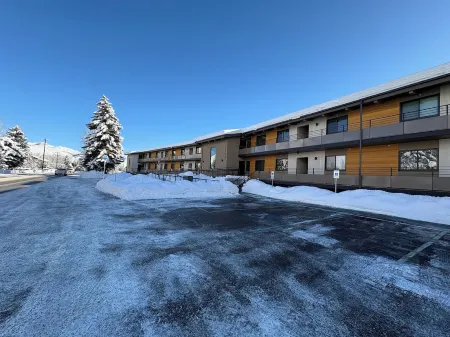New & Stylish 2 bedroom condo with great views. Close to downtown & ski lifts