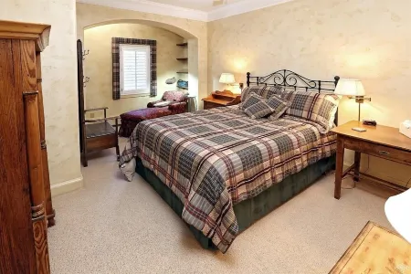 True Ski in Ski Out Located In Arrowhead village. 3 Bed / 3 Bath Unit