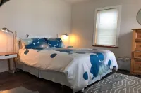 Walking distance to downtown Elk Rapids, Elk Lake and dining
