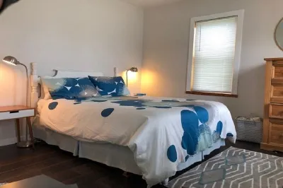 Walking distance to downtown Elk Rapids, Elk Lake and dining