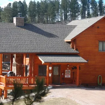 Escape into the countryside. Spacious log home.