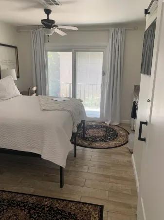 Location Location! Big Pool  2 bedroom suites plus 3 baths Heart of Bakersfield Отели в г. Бейкерсфилд