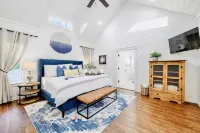 Romantic, Broken Bow farmhouse cabin🌲HOT TUB🌲Huge swaying pines 🌲King bed - Romantic