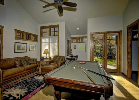 Creekfront Luxury Nestled in Oak Creek Cyn, Sedona (Pet Friendly) Отели рядом с достопримечательностью «Парк штата Слайд Рок»