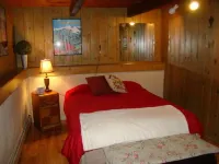 PERFECT LOCATION !!  ONE MILE FROM NORTH CONWAY WITH A SECLUDED FEEL !!