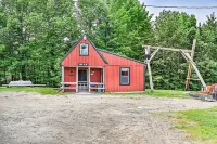 Charming 3-bedroom cottage in peaceful Solon with WiFi