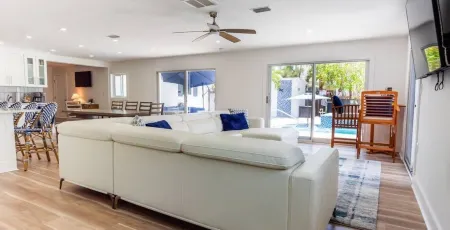 Charming 3-Bedroom House in Hickory Bay- on Water-North Naples- Bonita Springs-