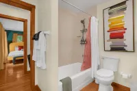 Cabin with private pickleball court and tons of FUN, caves close!!