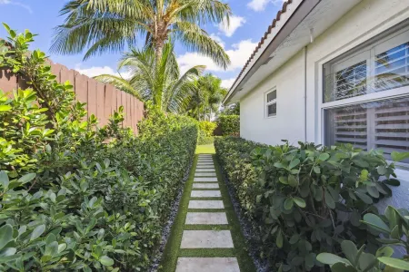 Luxury Modern Palm Beach Gardens Home with Heated Pool-Near Beach & Restaurants