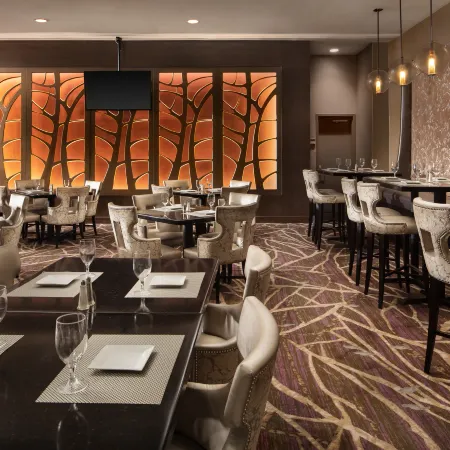 Embassy Suites by Hilton Crystal City National Airport Отели рядом с достопримечательностью «Арлингтон-хаус»