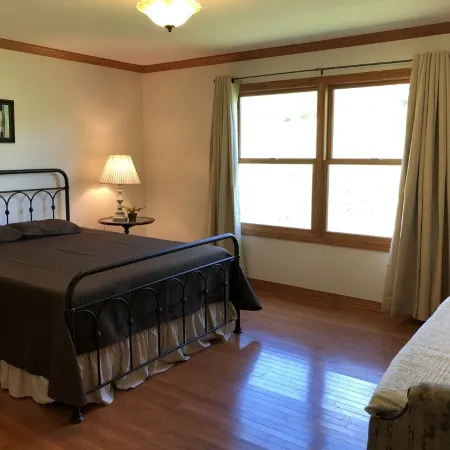 Adjacent to South Holston River. Pet/smoke free!  Great fishing! Close to BMS!