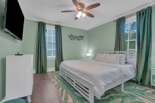 Cozy Green Haven, 1BR Flat Minutes from Downtown