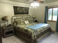 Peaceful, Private, Quiet And Luxurious Cabin On 15 Acres Surrounded by Forest Hoteles en South Lawrence