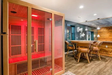 Resort Retreat: Sauna, Hot Tub, Pool table + more!