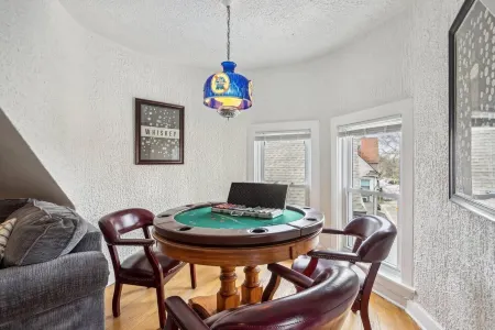 Lakefront Manor MKE - Spacious for groups and steps from beach and downtown Отели рядом с достопримечательностью «UWM English as a Second Language Program»