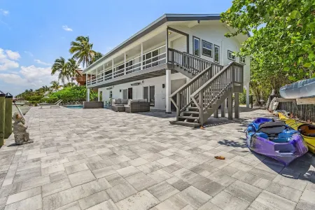 Oceanfront Multi-Family Retreat // 4 Bed, 4.5 Bath // 2 Fully Equipped Kitchens!